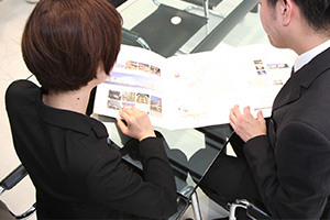 カタログをもとに商品選別